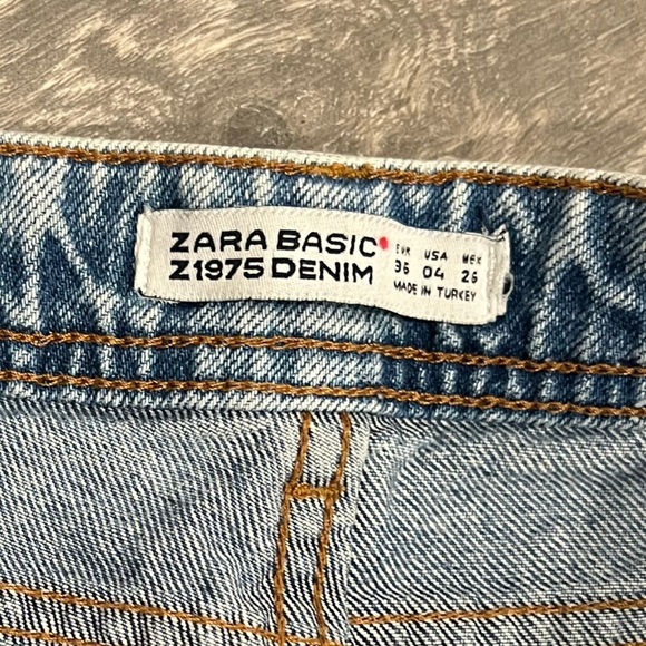 Zara floral embroidered distressed raw hem cropped ankle flares. Size 4 - Picture 9 of 9